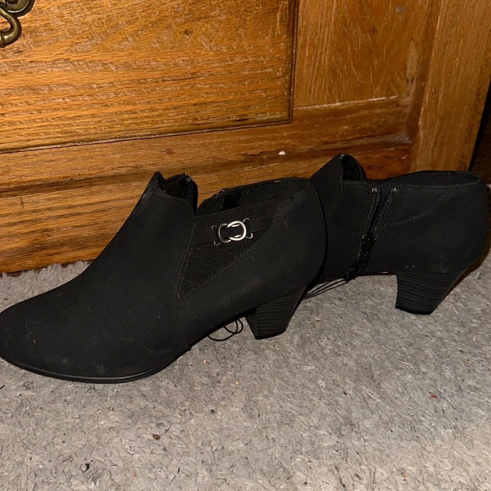 Black wedges